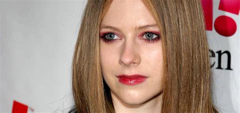 Ich war in der lage, meinen kampf in musik umzuwandeln, auf die ich wirklich stolz bin, schreibt sie. Avril Lavigne | heute.at #100014116 Diashow