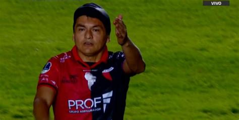 Colón had a free kick on the edge of the estudiantes area and the. El Pulga Rodríguez sufrió un golpe en la cabeza y perdió ...