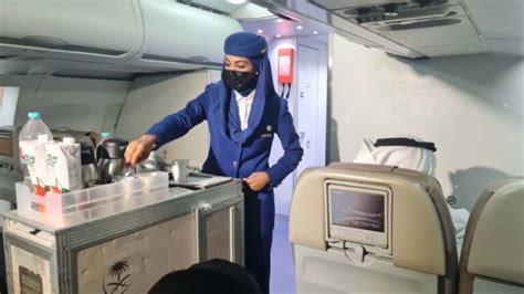مضيفة طيران سعودية تكشف كيف يتم التعامل مع أي حالة تحرش تقع أثناء الرحلة