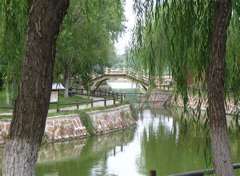 Image Small Bridge At Qingming Riverside Landscape Garden Kaifeng China