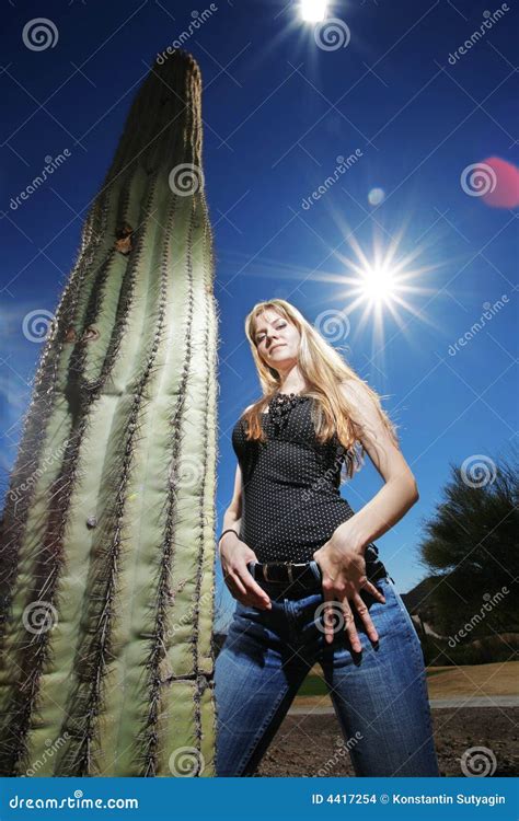 Cactus sexy de fille photo stock Image du modèle angle 4417254