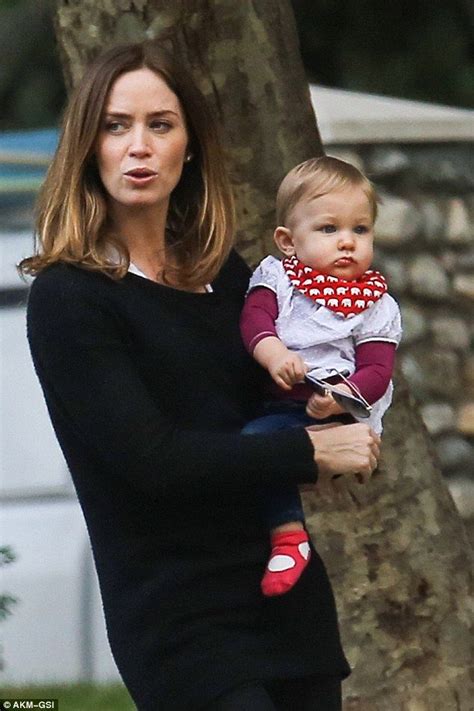 Doting Mother Emily Blunt Bonds With Her Adorable Daughter Hazel Emily Blunt Blunt Hair Girl