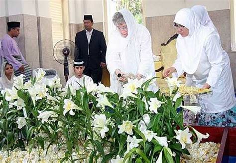 Enche' besar hajah khalsom binti abdullah (josephine ruby trevorrow; WARISAN RAJA & PERMAISURI MELAYU: PERSONALITI : YAM Enche ...