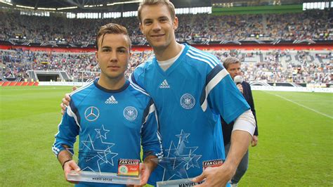 Manuel neuer is a german professional footballer who plays as a goalkeeper for and captains both bundesliga follow up to know more about neuer's career info, records, and stats @ sportskeeda. Neuer und Götze: Auszeichnungen für Ausgezeichnete :: DFB ...