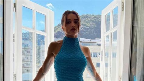 Rafa Kalimann Deixa Curvas Em Evidência Ao Posar Com Vestido Azul