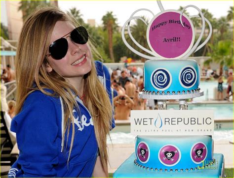 Avril Lavigne Wet Birthday Babe Photo 2484537 Avril Lavigne