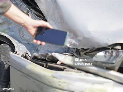 Ręcznie Zrobić Zdjęcie Rozbitego Uszkodzonego Rozbitego Samochodu Wypadek Samochodowy Zdjęcia