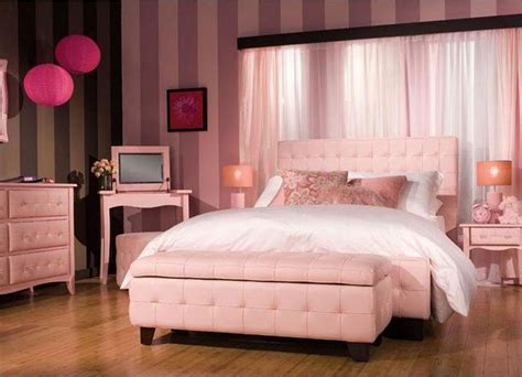 For many people it is a symbol of tenderness and youth. Pink Bedroom Ideas - DECORATHING