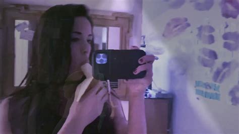 Kelly Deep Throats A Banana 🍌 😂 Just Bein Silly 🙃 Mirror Diaries Brunette Lips 👄 Youtube