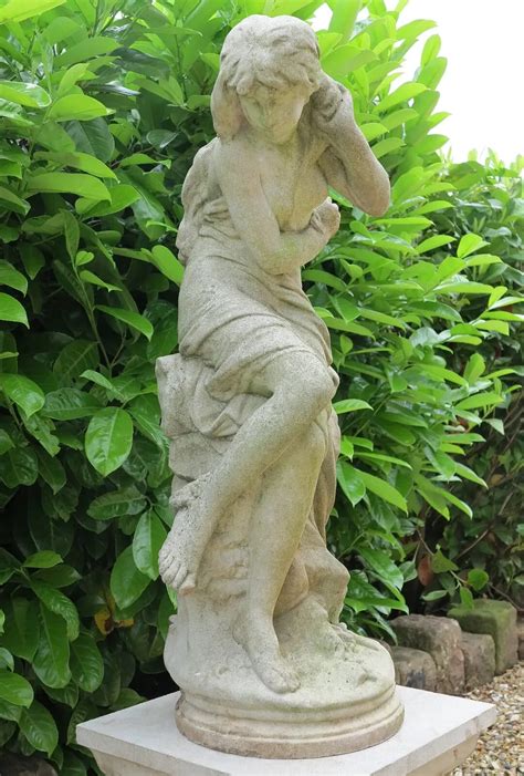 Cast Stone Garden Venus Goddess Statue On Plinth