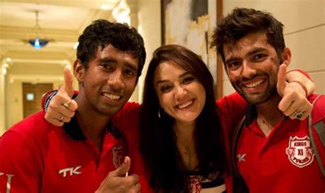 Arshdeep singh takes a brilliant catch to remove manan vohra. Kings XI Punjab heroes Manan Vohra and Wriddhiman Saha ...