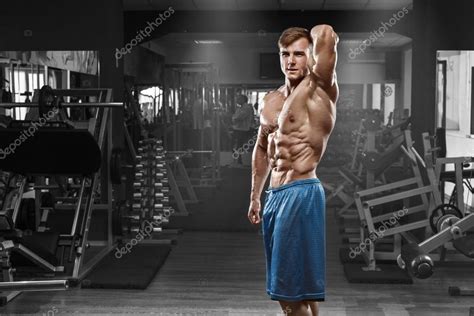 Homem musculoso sexy posando no ginásio em forma de abdominal Abs de tronco nu masculino
