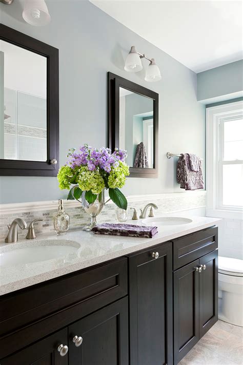 Here are a few different bathroom styles that will help you choose paint colors for your bathroom that are try to create interest in the bathroom by combining wall colors with complementing materials. Popular Bathroom Paint Colors | Better Homes & Gardens