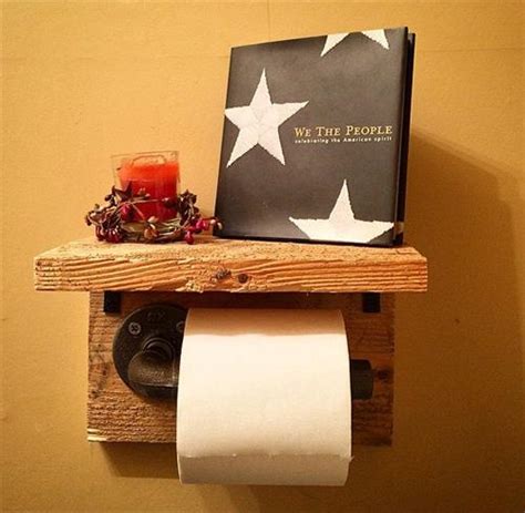 An exceptional combination of a small wooden ladder and, you guessed it, wire baskets. Rustic Pallet Wood Toilet Paper Roll Holder | Pallets Designs