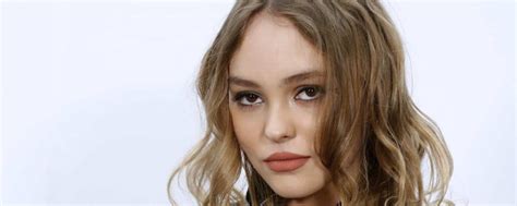 Lily Rose Depp Joue La Provoc Elle Pose Seins Nus Pour Un Shooting