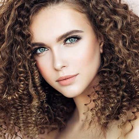 Honey blonde is a hair colour with a blend of light brown and sunkissed blonde with warm gold tones running through. 10 Hair Color Ideas for Curly Hair - L'Oréal Paris | Curly ...