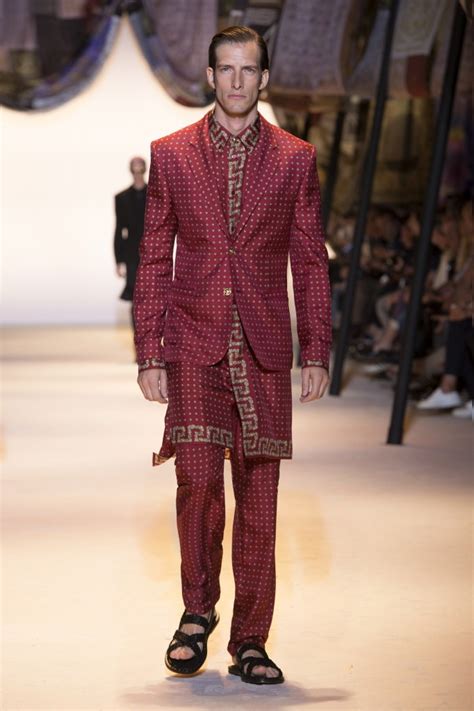 He has a ba in psychology from the university of massachusetts dartmouth. Versace Latest Clothing Men Women Trends, Bags, Shoes ...