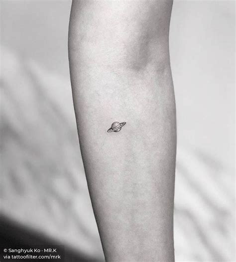Single Needle Saturn Tattoo On The Inner Forearm En 2020 Tatuaje De