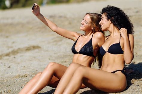 zwei frauen die selfie nehmen fotografieren mit smartphone im strand stockfoto bild von