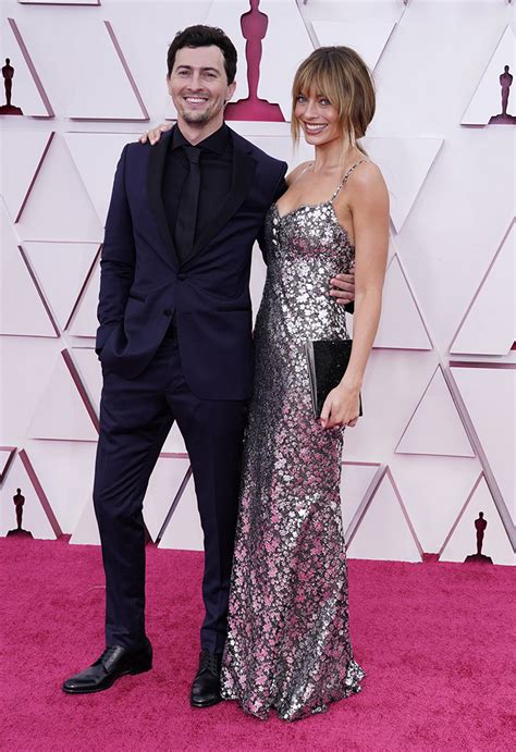 Margot robbie and viola davis return to the dc universe! Oscars 2021: Margot Robbie y el vestido de Chanel que se ...