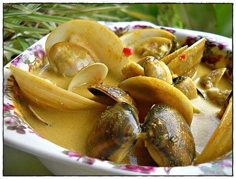 Saya guna separuh dari baki nenas yang diguna untuk masak lemak cili padi udang dengan nenas di sini. ..Cooking with soul.....: KEPAH MASAK LEMAK CILI PADI