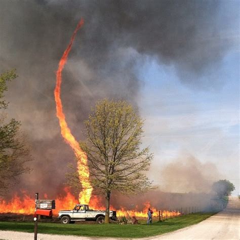 Matts Weather Rapport Amazing Fire Whirl Spins Over Missouri Field