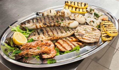 Per preparare la vostra grigliata di pesce impanate pesce, calamari e gamberi con parmigiano e volendo potete anche formare degli spiedini. Grigliata mista di pesce - Foto di San Michele Al ...