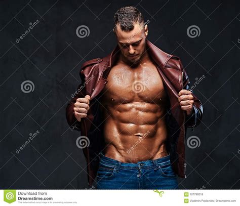 Muskulöser Mann Kleidete In Einer Jacke Und In Den Jeans An Stockfoto Bild Von Robust