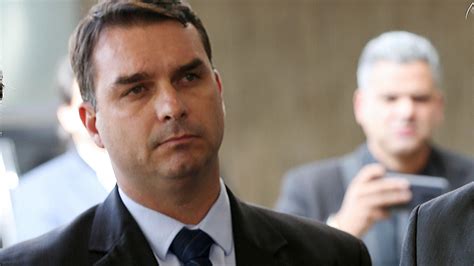 Rachadinha é o nome popular dado para desvio de salário de assessor. Rachadinha de Flávio Bolsonaro financiou prédios ilegais ...