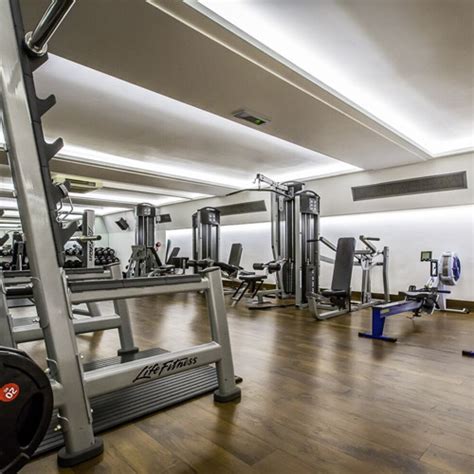 I would call it a good 3 star hotel and if you can request an executive room, then these are slightly larger than the others. Holiday Inn London Kensington London - Mosaic Health & Spas