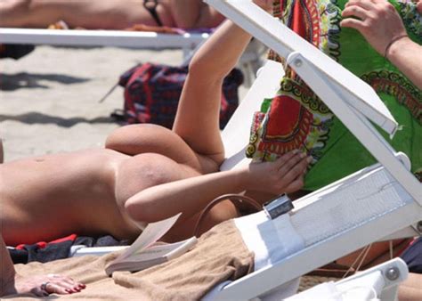 Marika Fruscio Topless Sunbath Milano Marittima Beach Kanoni KANONI NET