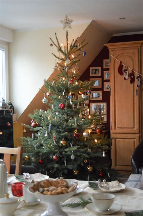 Weihnachtsbaum schmücken: So wird's heimelig!