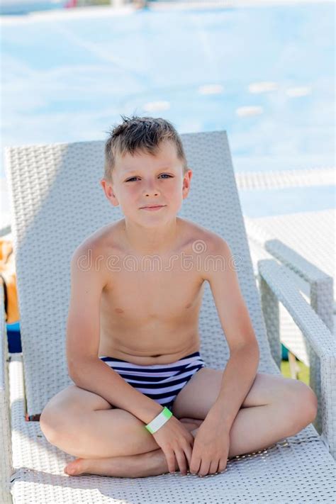 Damen urinal urinella für frauen toilette camping outdoor urinierhilfe pinkeln. Junge In Einem Badeanzug Auf Einem Regal Durch Das Pool Stockbild - Bild von pool, outdoor: 99612561