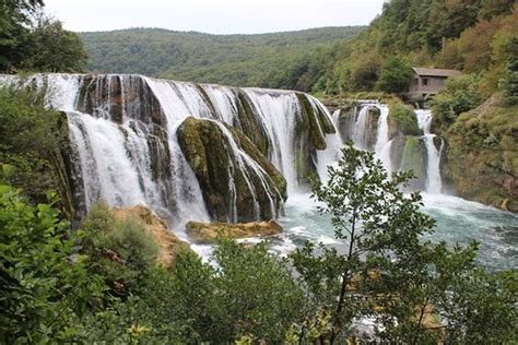 Nalazi se u zapadnom dijelu bosne, južno od grada bihaća, uz samu granicu između moguće je doći taksijem od plitvica do une, uz uvjet da ga uspijete pronaći. Strbacki Buk (Bihac) - 2021 All You Need to Know Before ...