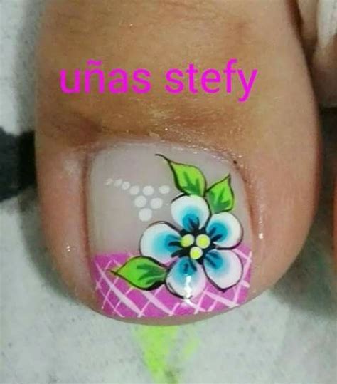 Cursos de manicure on instagram: Pedicura con 8 diseños de flores para hacerlo en casa ~ Manoslindas.com