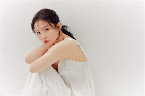 2013년 3월 10일 k팝 스타 2에서 정규 1집 타이틀인 《it`s over》의 무대가 공개됐다. YG 떠난 이하이, 결국 AOMG 품으로…"전폭적 지원" | 연합뉴스