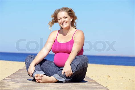 Portræt af smukke gravide kvinde på stranden Stock foto Colourbox