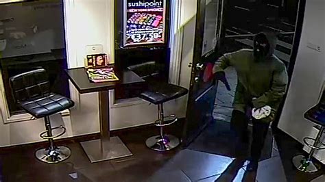 De volgende dag om 13:35 uur wordt de weer landelijk aandacht voor aanrander, wat doet de politie om hem te pakken? Gewapende overval Sushipoint Vondelstraat - Opsporing Verzocht