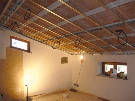 Fissare i profili guida tramite viti tenendo conto che la distanza massima tra una vite e l'altra dev'essere di 50 cm; L'utilità del controsoffitto - dialessandria.it
