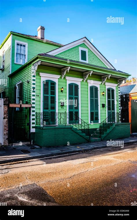 Una Casa Pintada De Color Verde Brillante En El Qtr Francés De Nueva