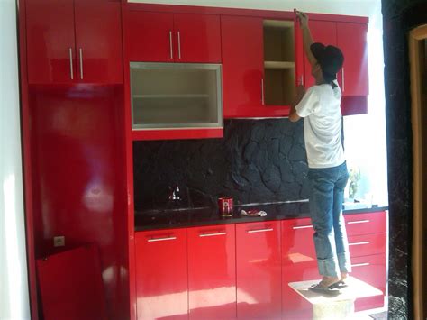 Aku bisa jawab harga tersebut sangat fleksibel tergantung dari bahan, finising, hardware dan juga desain yang anda ingin buat saat ini. Kitchen Set Bandung HP : 0896 1474 9219 PIN BBM 7F920827 ...