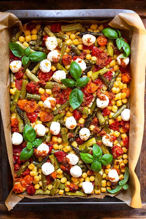 Ein Blech Gnocchi mit grünem Spargel Tomaten Pesto Kochkarussell