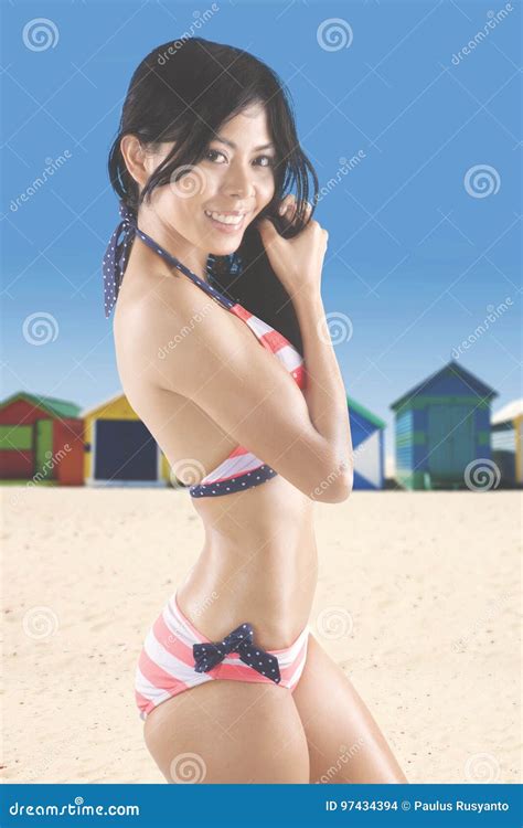 La Donna Con L Ente Esile Porta Il Bikini Fotografia Stock Immagine Di Sano Adulto