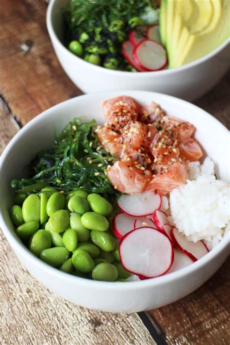 Poké bowl met zalm avocado en sojaboontjes