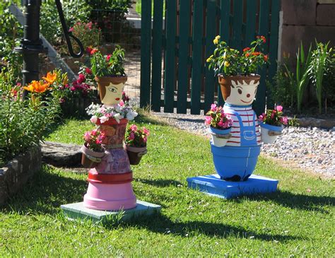 Des pots de fleurs en terre cuite sont parfaits pour une décoration sobre et naturelle, mais ils peuvent s'intégrer dans la plupart des ambiances et facilement se marier avec d'autres styles. Pot de fleur en bois - Wikilia.fr