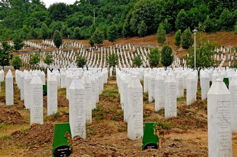 Lejla gačanica, urednica izvještaja na bosanskom. Memoriale Di Genocidio Di Srebrenica Fotografia Stock ...