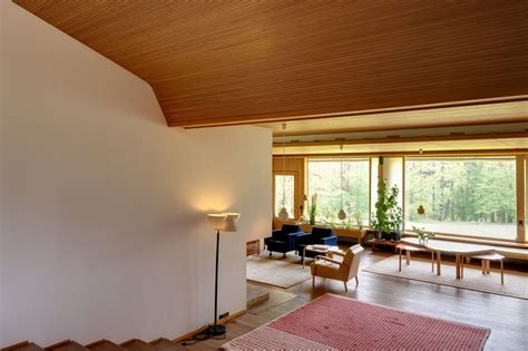 Probably, the most remarkable aspect of the house is the combination of many of alvar aalto's architectural and both the interiors and the exteriors are decorated with a variety of elements to mark the different uses of the space. Alvar Aalto | a f a s i a