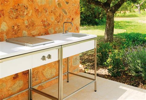 When installing an outdoor kitchen sink, you'll need to run water supply lines to the sink. Outdoor Kitchen sink modul by VITEO | STYLEPARK