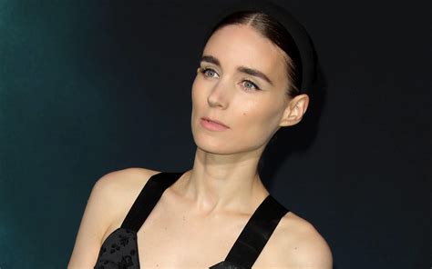Sep 27, 2020 · joaquin phoenix and fiancée rooney mara reportedly have welcomed their first child — a boy named after the actor's late brother, river phoenix. Alles vegan: Rooney Mara hat ihre Kleider entsorgt