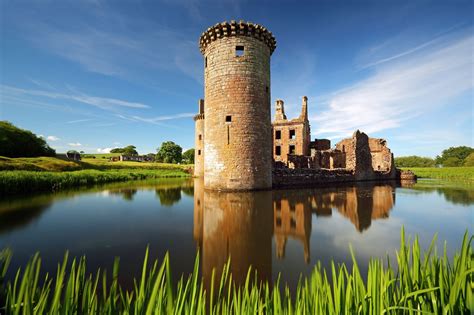 Caerlaverock Castle Caerlaverock Castle A Moated Triangular Castle